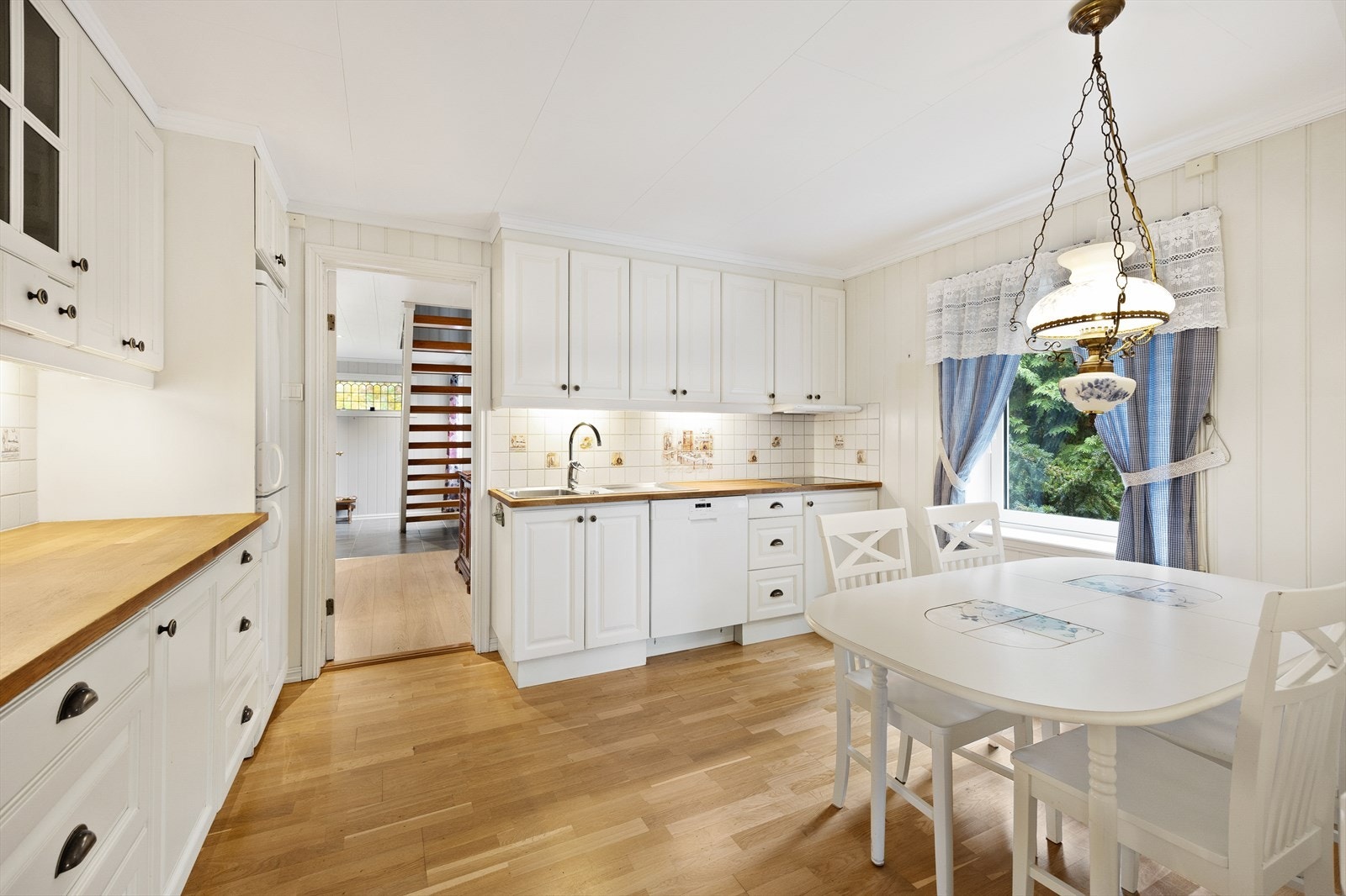 Innredningen er takhøy med profilerte fronter, og benkeplate i heltre med nedfelt oppvaskkum. Galleribilde