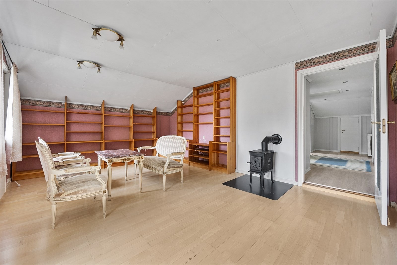 Herfra er det dobbel terrassedør ut til en overbygd veranda. Galleribilde