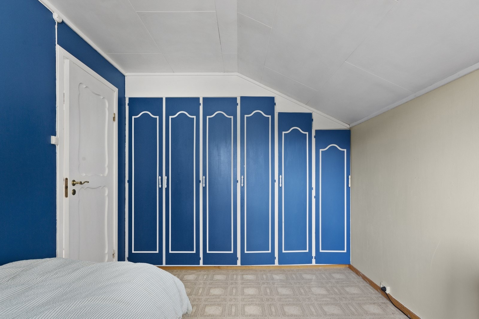 Ett av rommene har plassbygde skap langs den ene veggen. Galleribilde