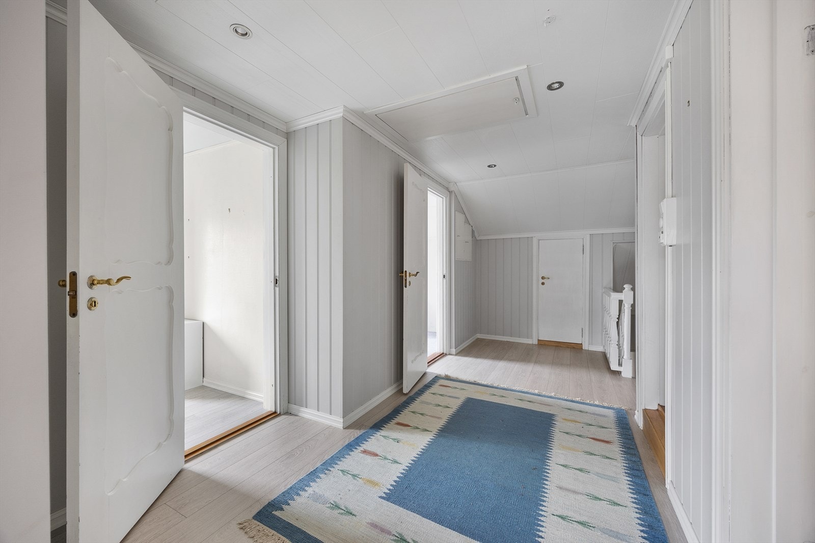 I andre etasje finnes loftstue, bad/wc, fire soverom og kott. Galleribilde