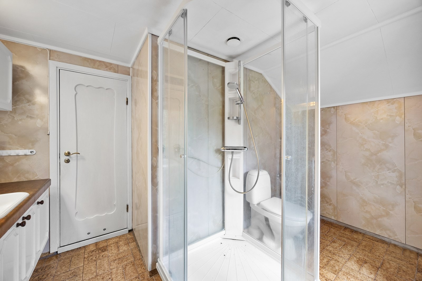 Videre er det gulvmontert toalett og et dusjkabinett. Galleribilde