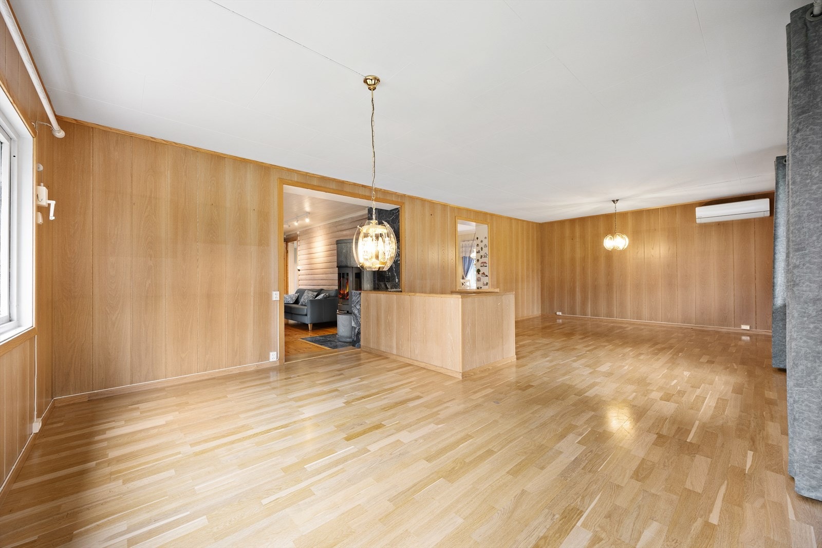 Hovedstuen er delt inn i to naturlige soner. Galleribilde