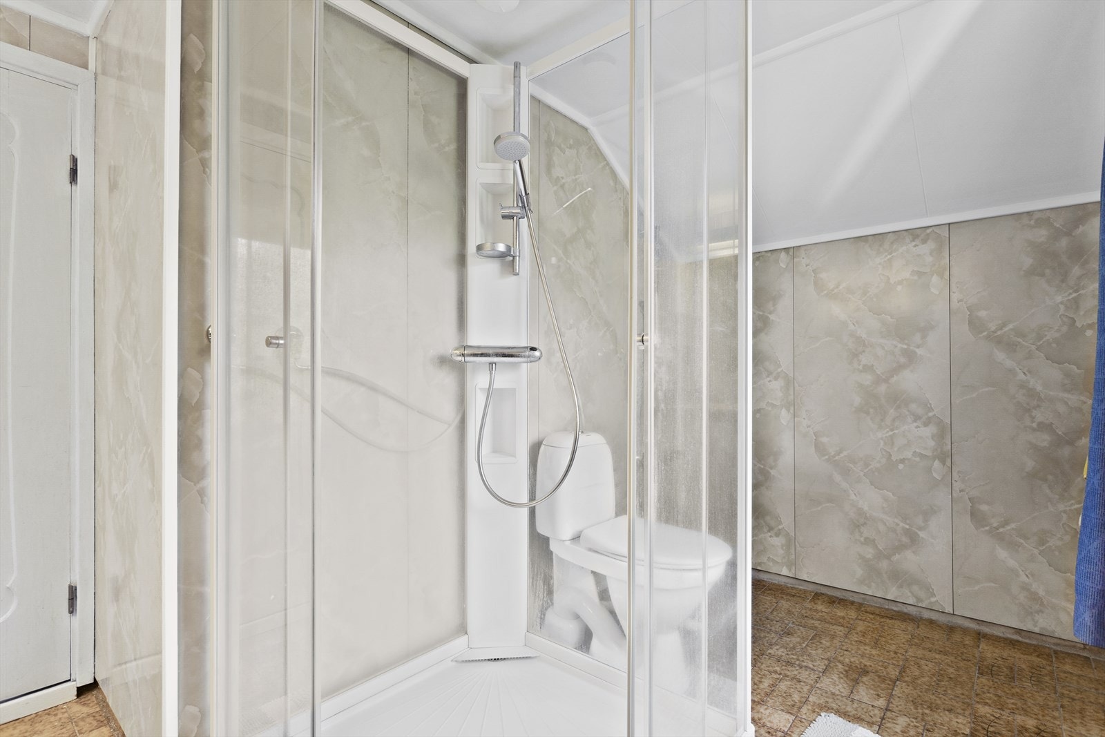 Badet har tidligere hatt badekar, og garnityr for dette er montert på vegg. Galleribilde