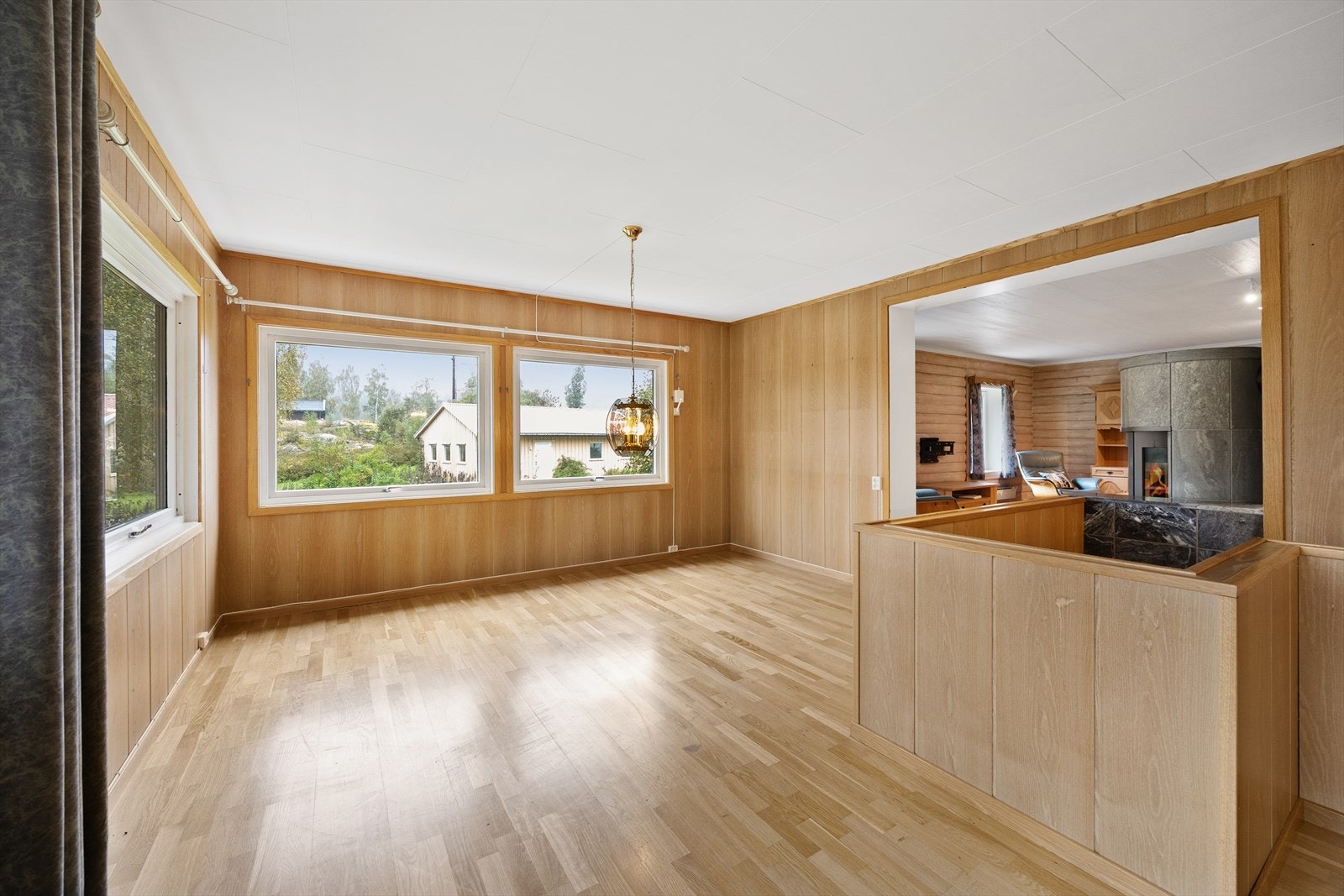 Store vindusflater sørger for rikelig med naturlig lysinnfall. Galleribilde