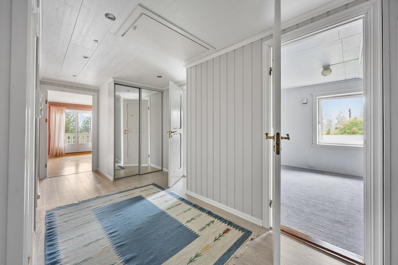 I tillegg er det en romslig gang med skyvedørsgarderobe. Galleribilde