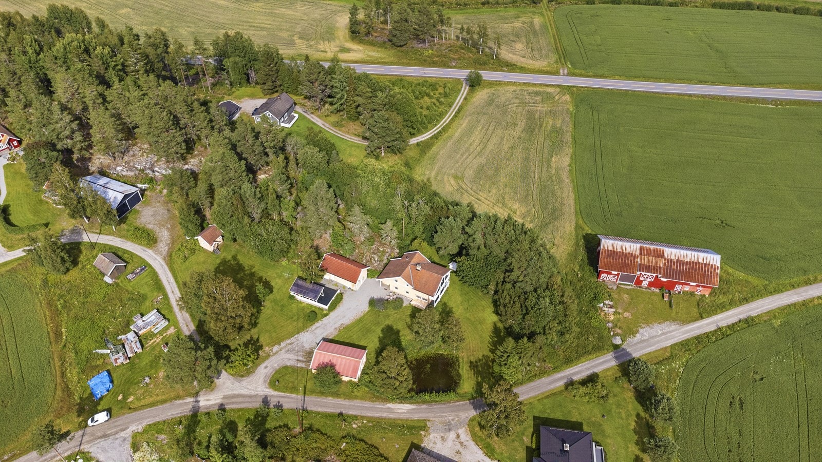 Fra eiendommen er det ca. 6 km til Setskog Oppvekstsenter med barneskole og barnehage. Galleribilde