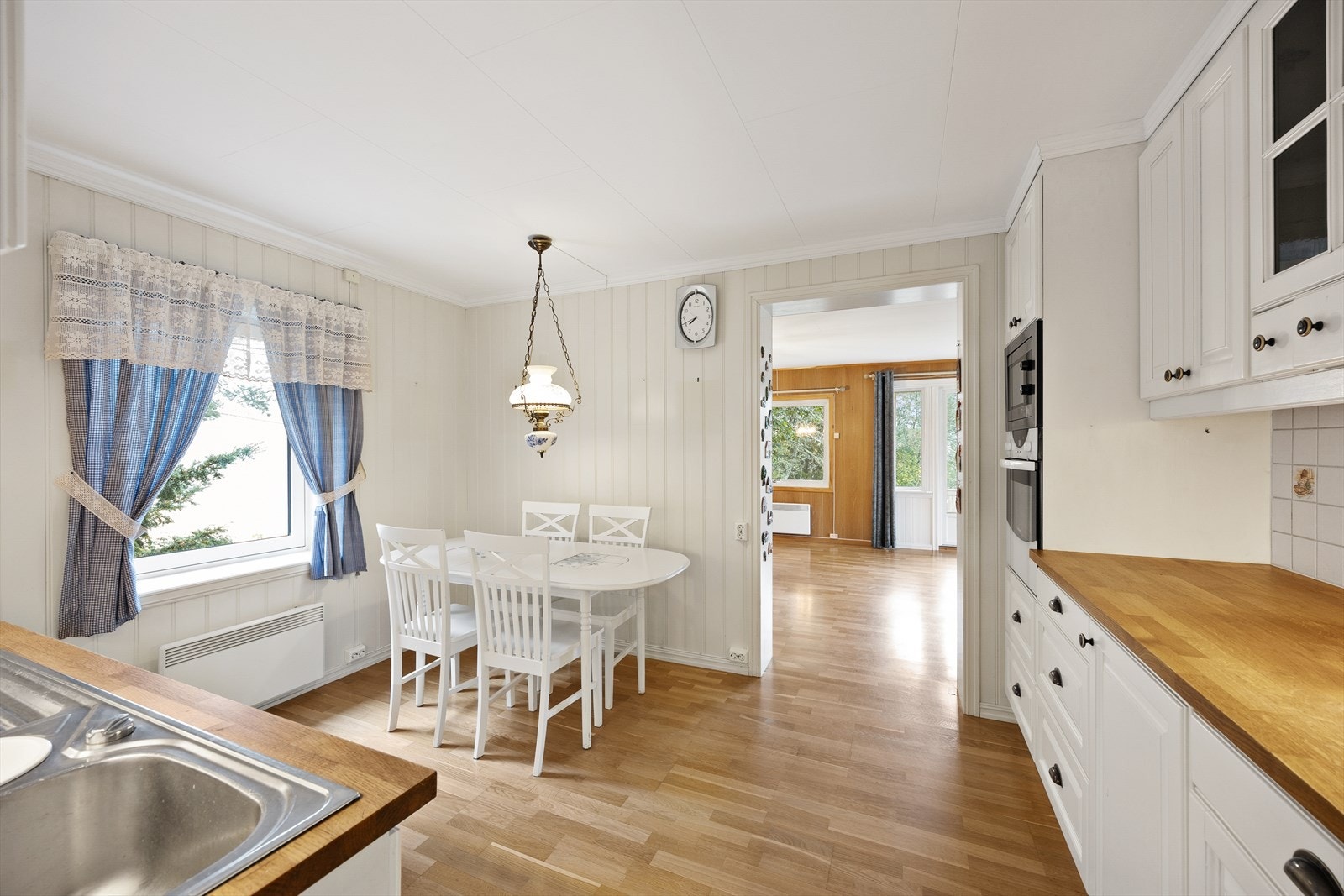 Kjøkkenet ligger i et eget rom og har god plass til spisebord. Galleribilde