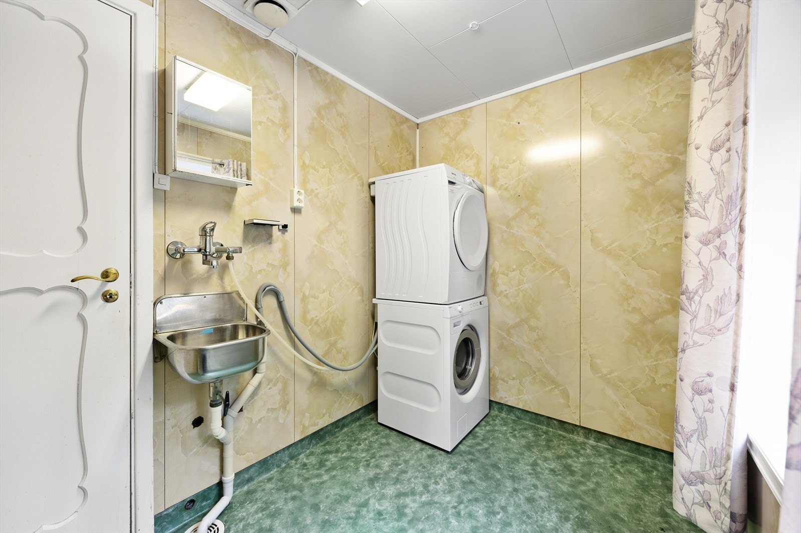 Vaskerommet har adkomst fra hallen og er utstyrt med toalett, skyllekum i stål og opplegg for vaskemaskin. Galleribilde