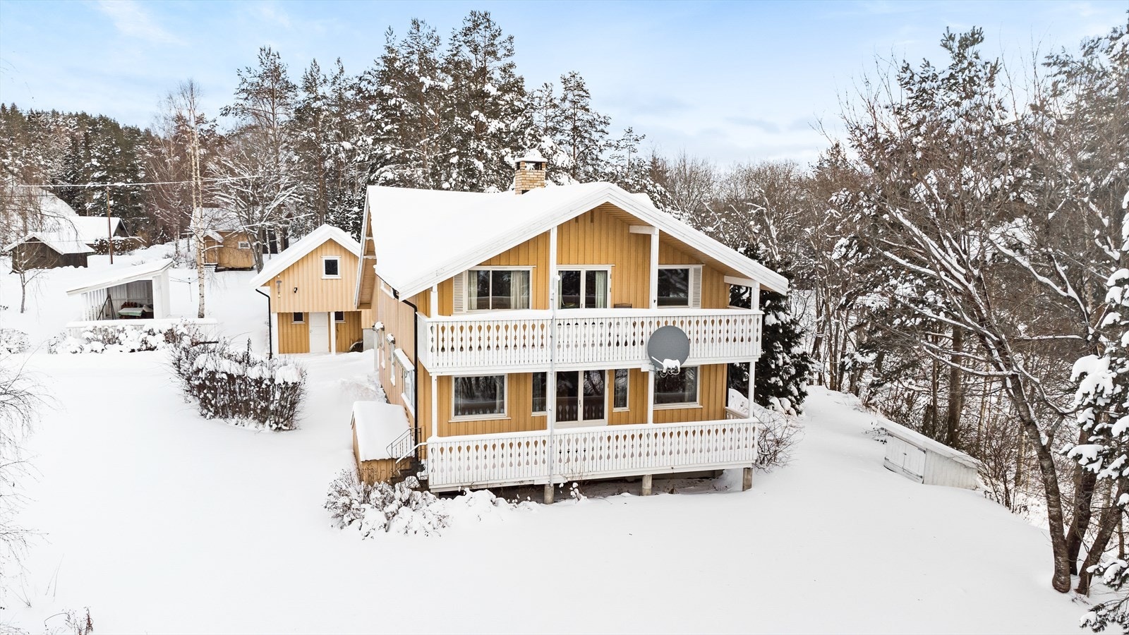 Sydvendte balkonger i både 1. og 2.etg Galleribilde