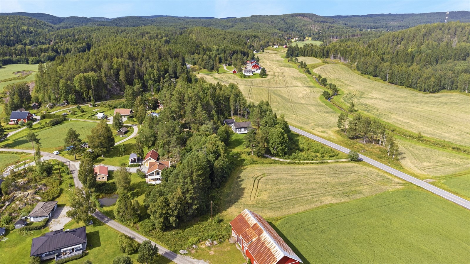 Eiendommen ligger i naturskjønne omgivelser - og området består av spredt boligbebyggelse og gårdsbruk. Galleribilde