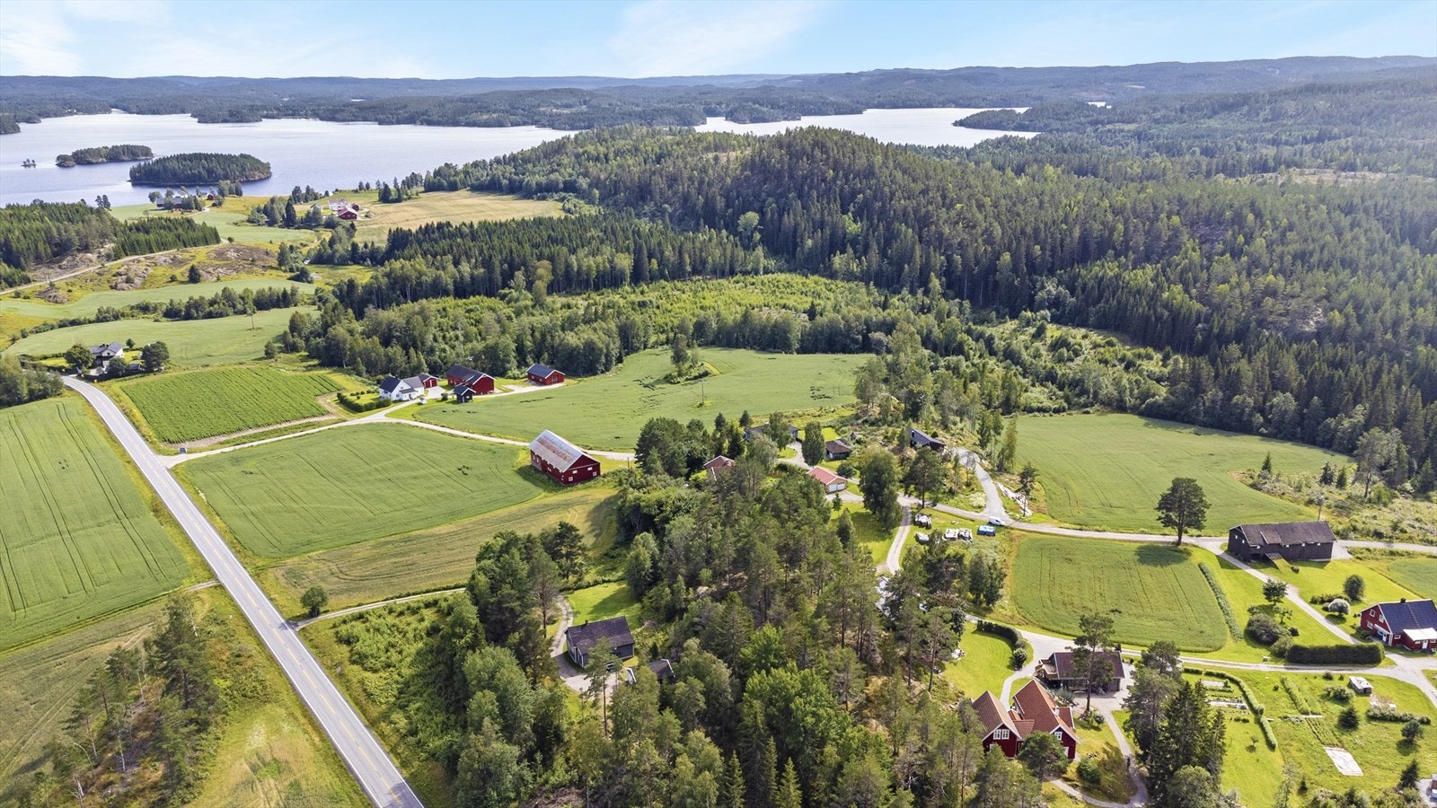Ikke langt unna ligger innsjøen Setten - en perle for aktiviteter både sommer og vinter. Galleribilde