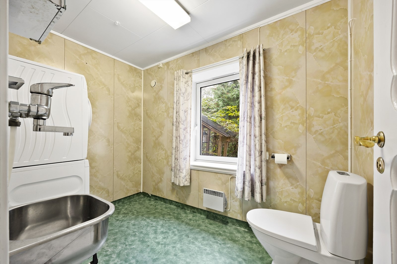 Rommet har gulvbelegg med oppkant, våtromsplater, panelovn og vindu som kan åpnes. Galleribilde