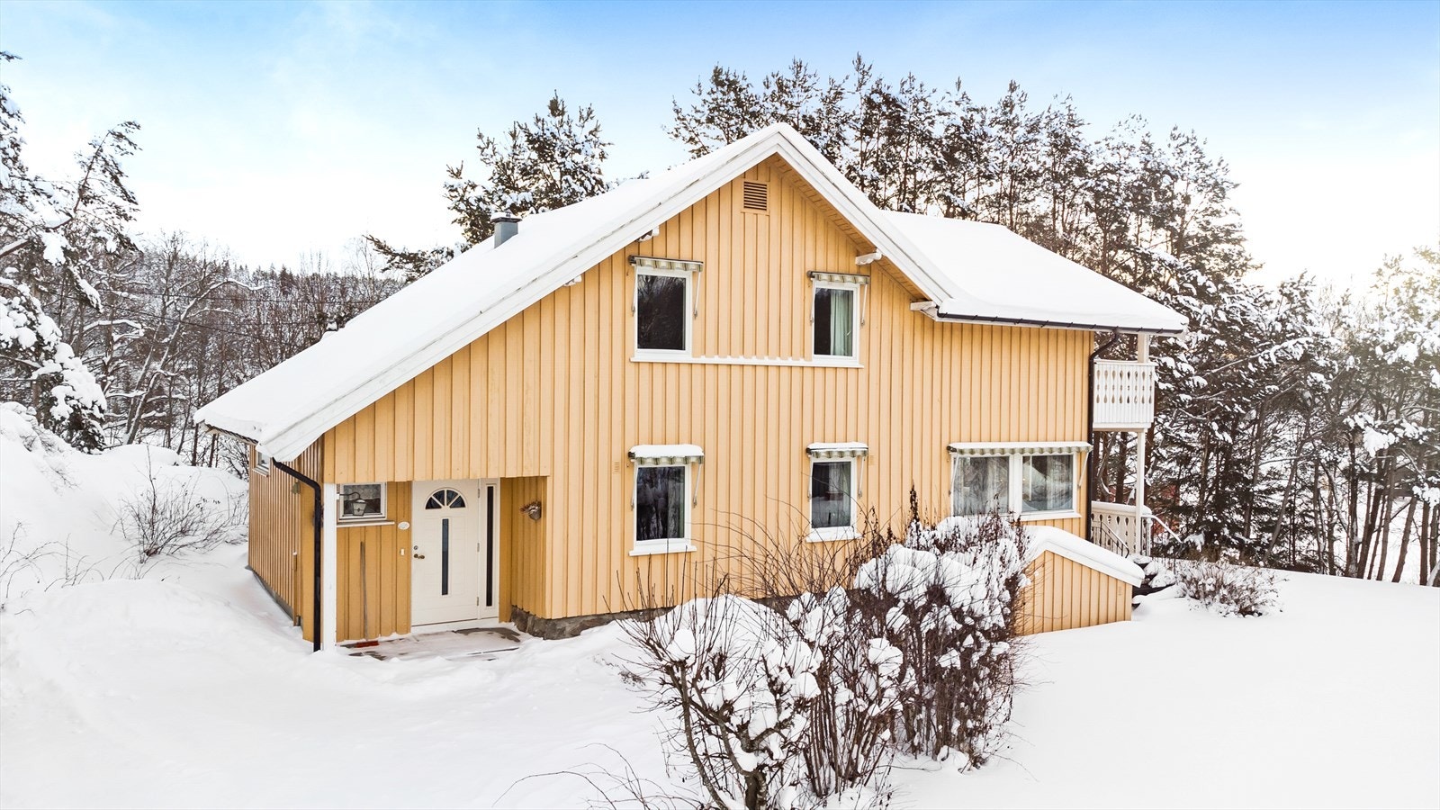 Boligen har trappefri adkomst via et inntrukket og overbygd inngangsparti. Galleribilde