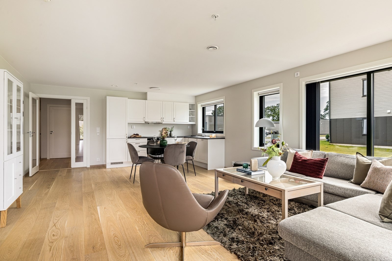 Åpen stue- og kjøkkenløsning gir en luftig romfølelse. Galleribilde