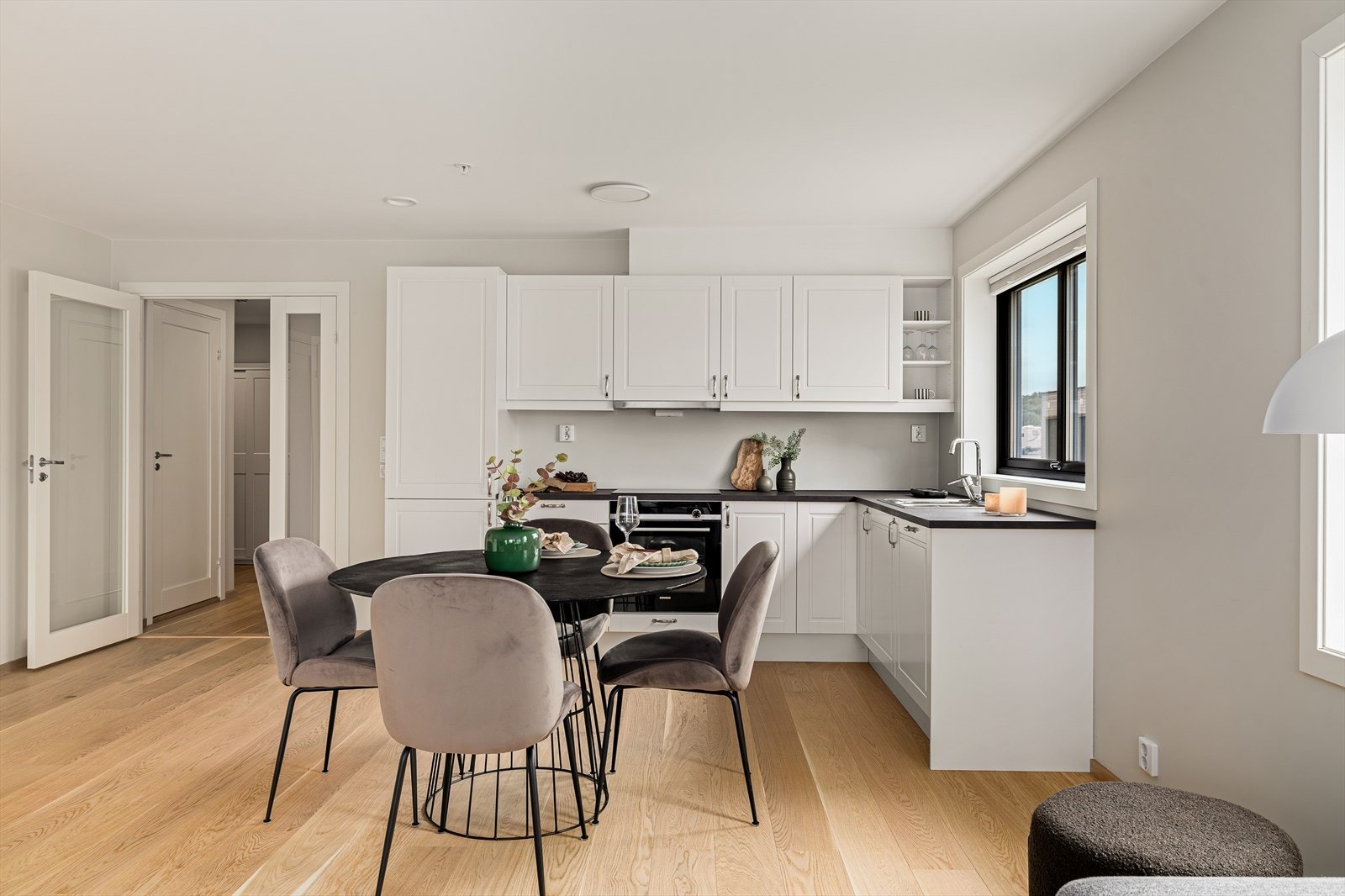 Det er integrert oppvaskmaskin, stekeovn, kjøl/fryseskap og induksjonstopp Galleribilde