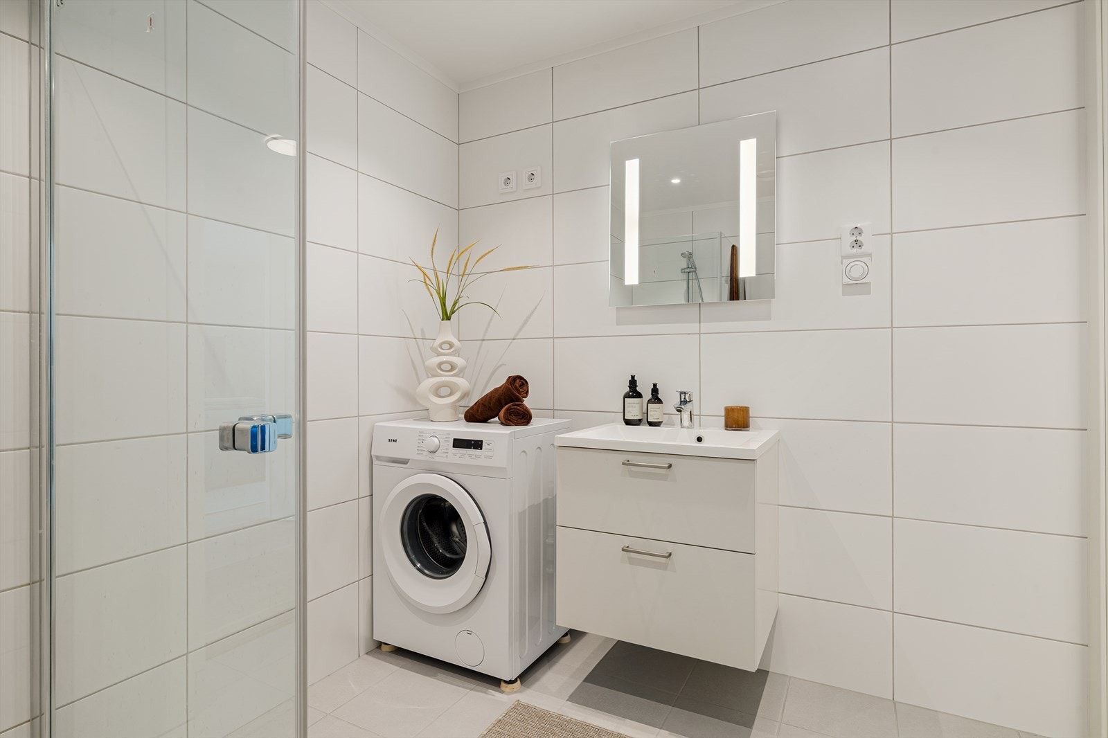 Innredning med vegghengt toalett, dusjnisje, opplegg for vaskemaskin, skap og innredning/vask Galleribilde