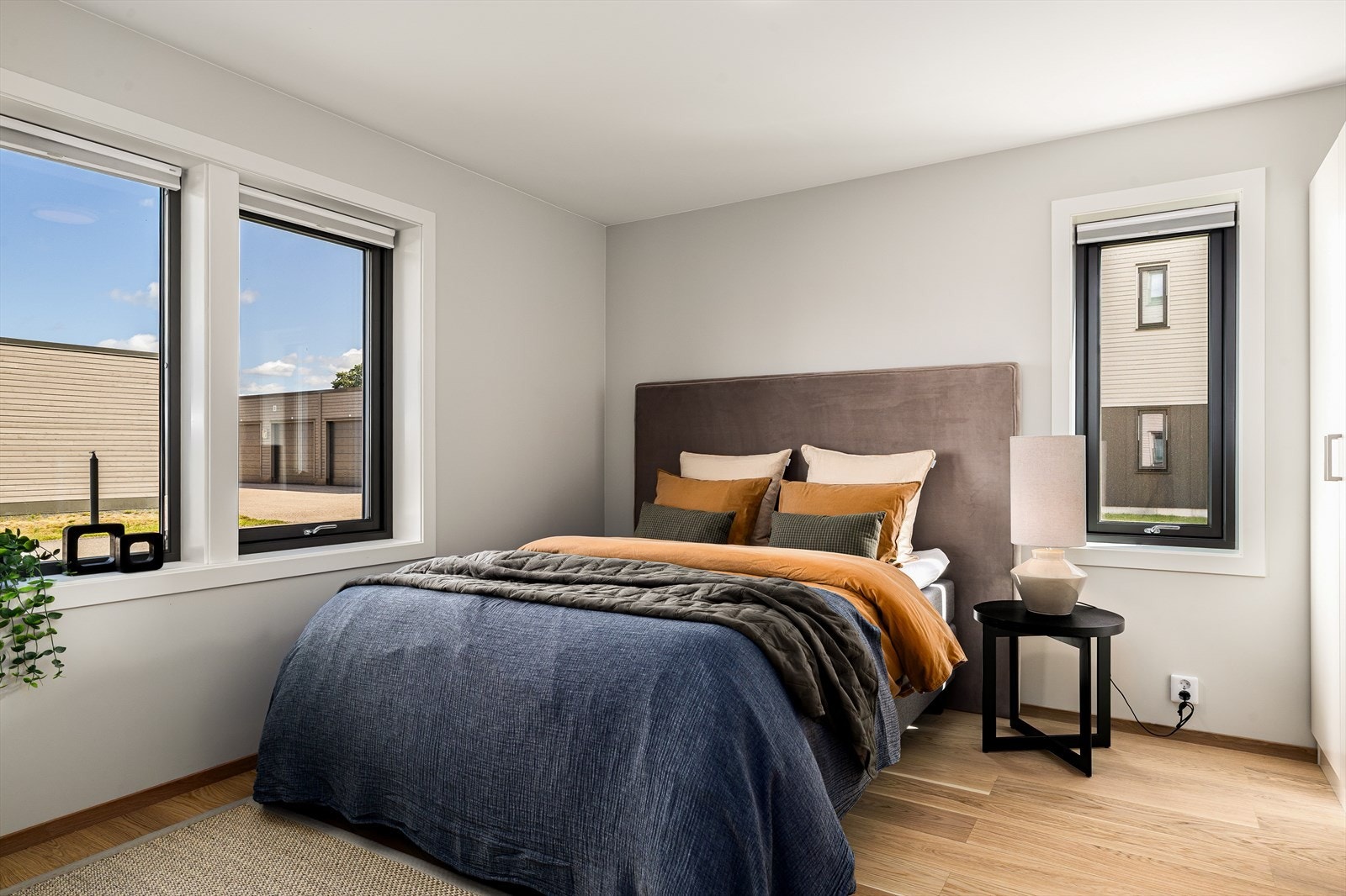 Romslig hovedsoverom med garderobeskap Galleribilde