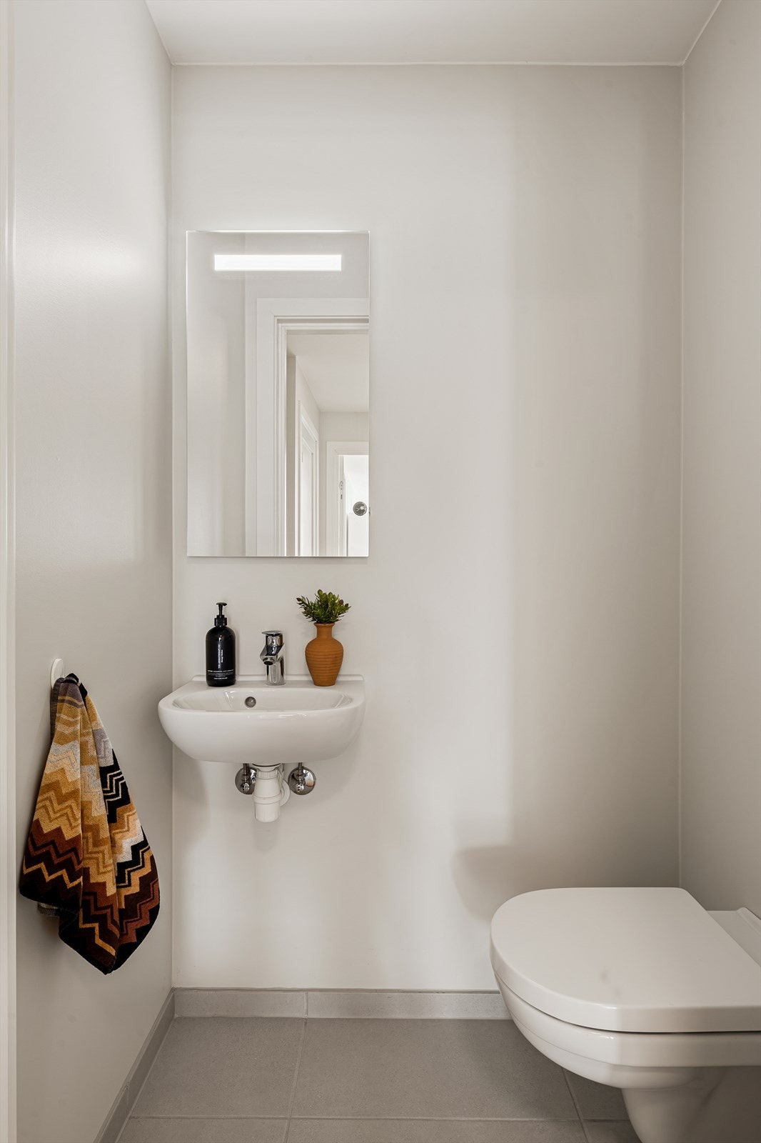 Toalettrom med vannbåren varme. Innredning med toalett og servant Galleribilde