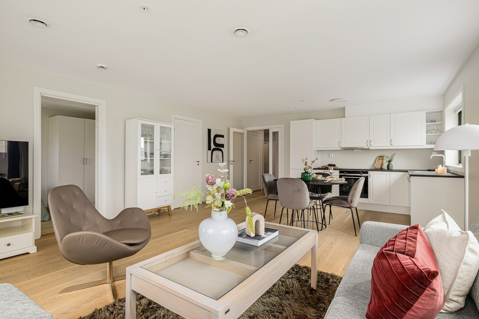 Det er vannbåren varme i stue/kjøkken, entré, toalettrom og bad Galleribilde