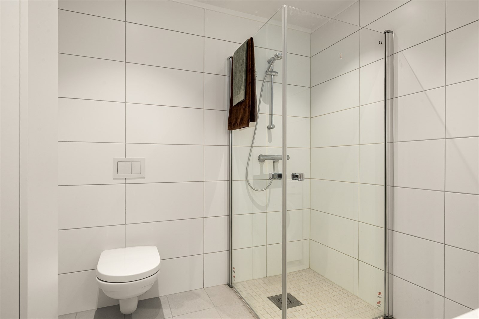 Flislagt bad med vannbåren varme Galleribilde