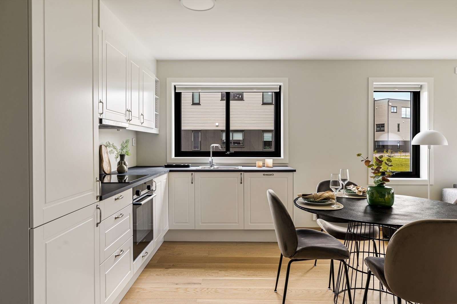 Kjøkkeninnredning med profilerte fronter Galleribilde