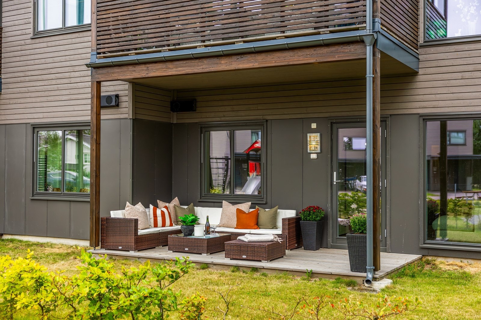 Det er direkte utgang til romslig terrasse fra stue Galleribilde