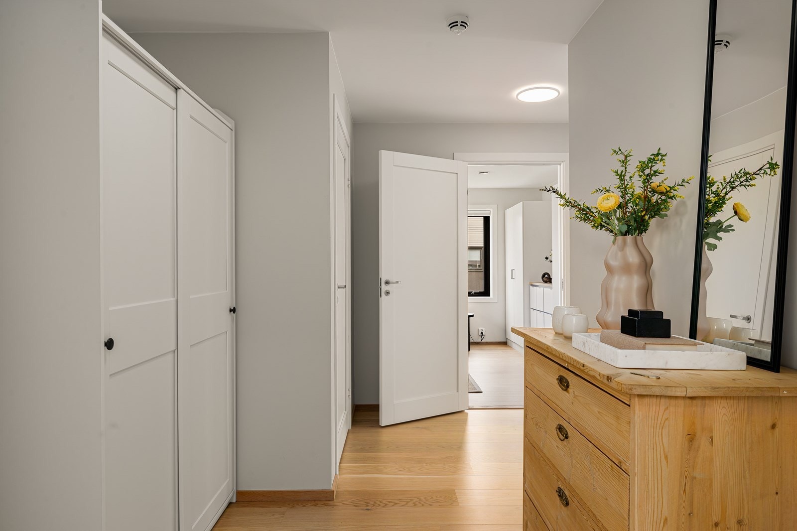 Entré med garderobeskap Galleribilde