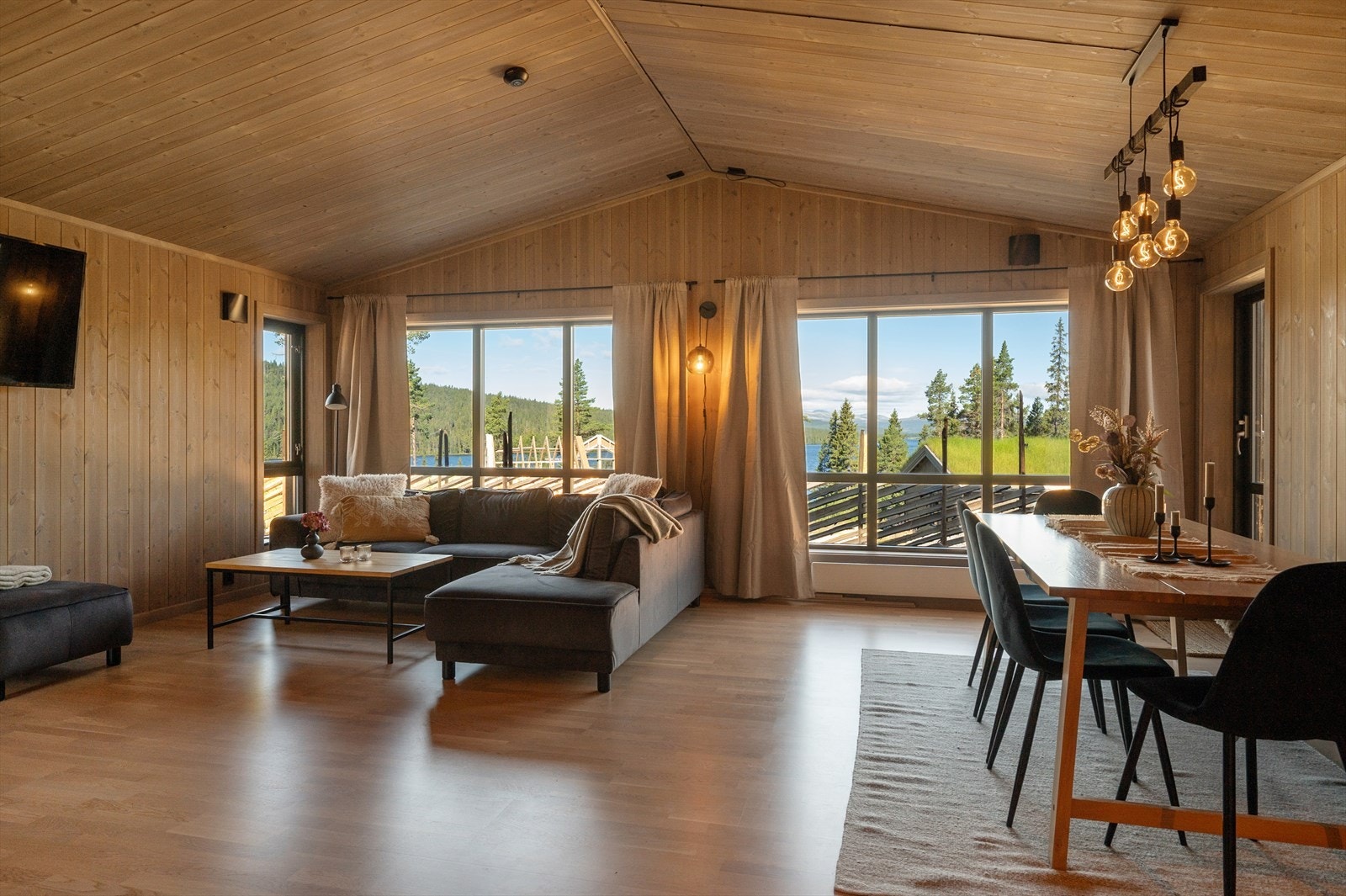 Det er god takhøyde i stua, som gir en luftig og romslig følelse. Galleribilde