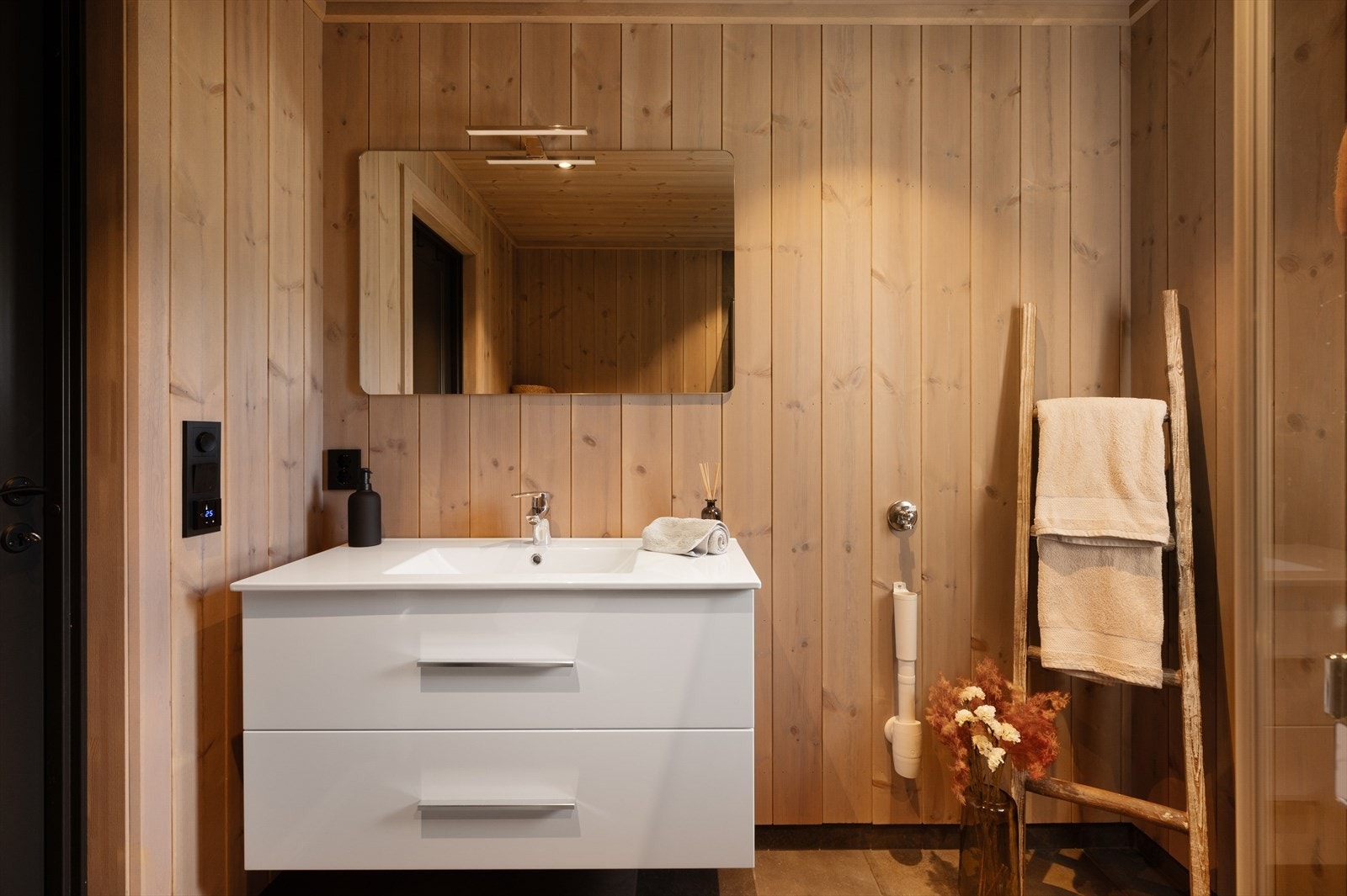 Fin servant, med god plass til oppbevaring. Også opplegg for vaskemaskin. Galleribilde