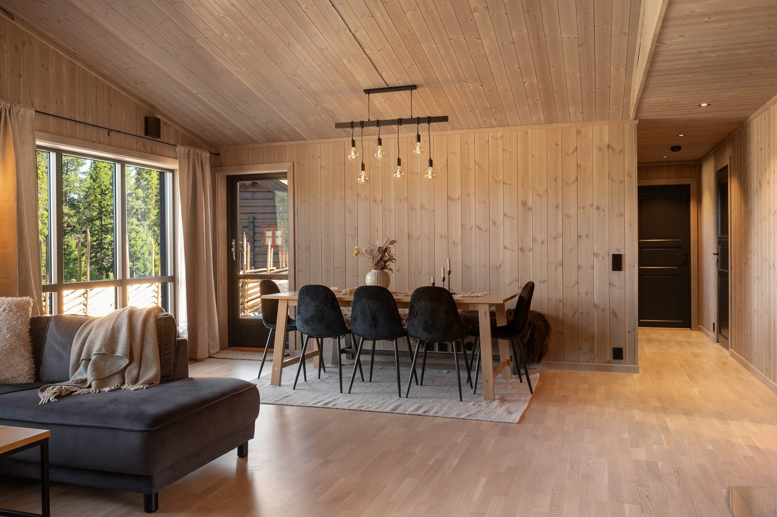 Det er mulighet for å møblere med spisegruppe. Galleribilde