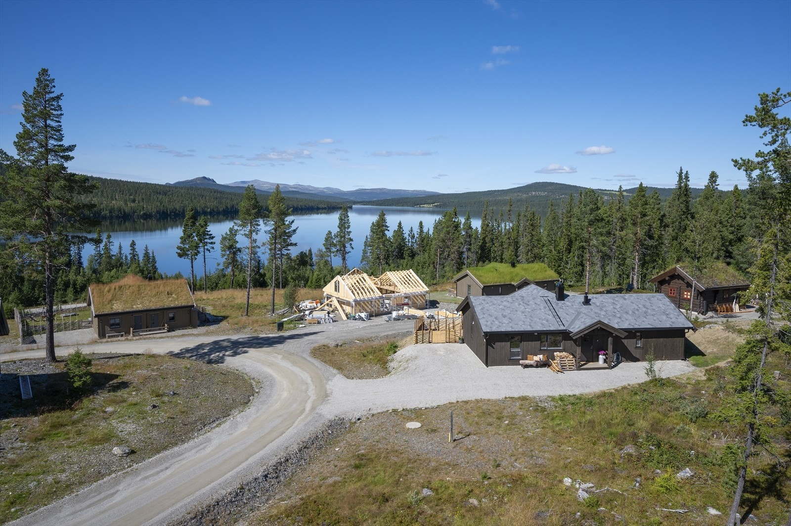 Hytta ligger i et veletablert hyttefelt, med flotte hytter rundt omkring. Galleribilde