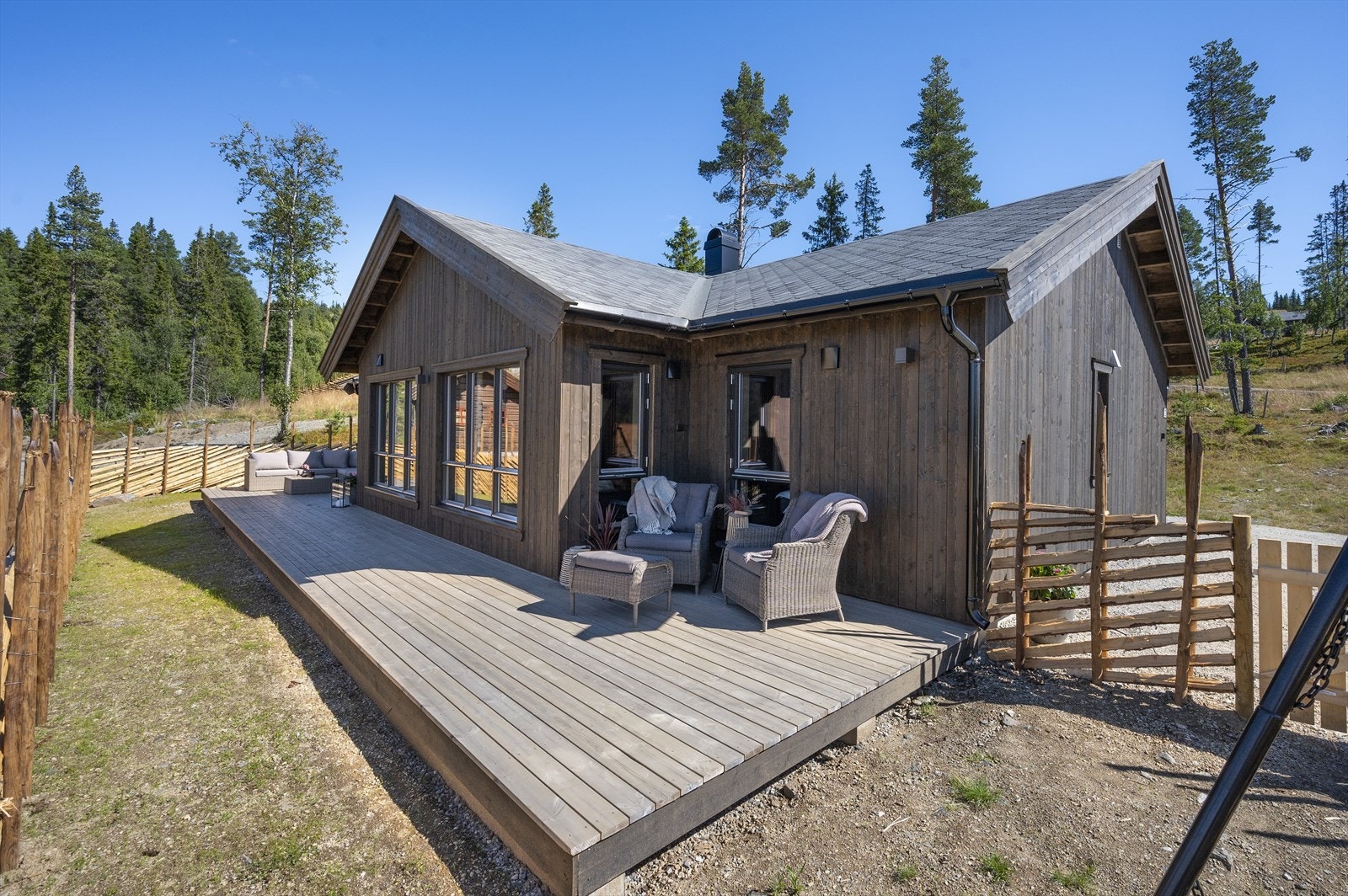 I forkant av hytten er det en stor og fin veranda, med god plass til flere sittegrupper. Galleribilde