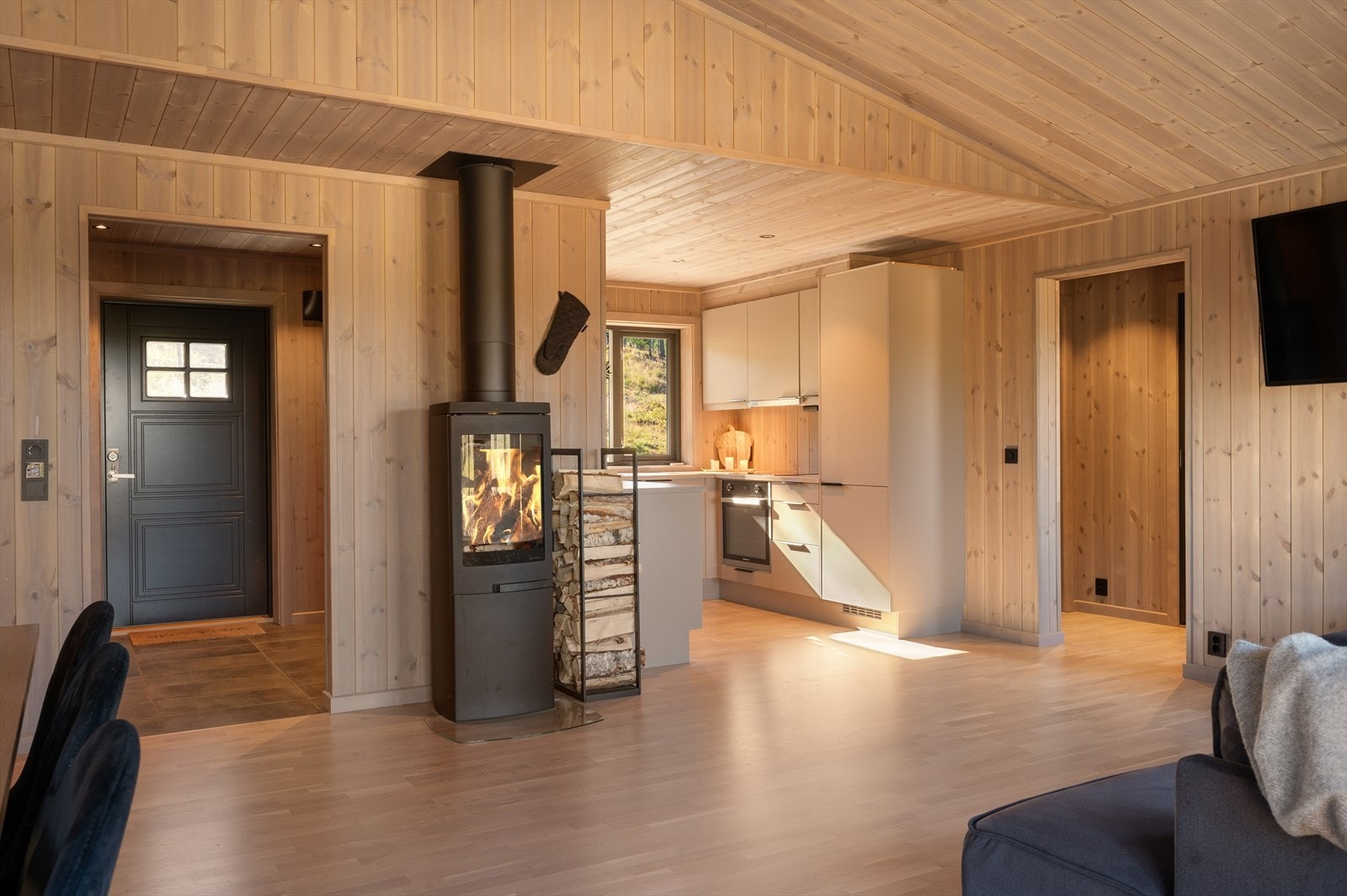 Fra entréen kommer du inn til stue, spisestue og kjøkken. Galleribilde