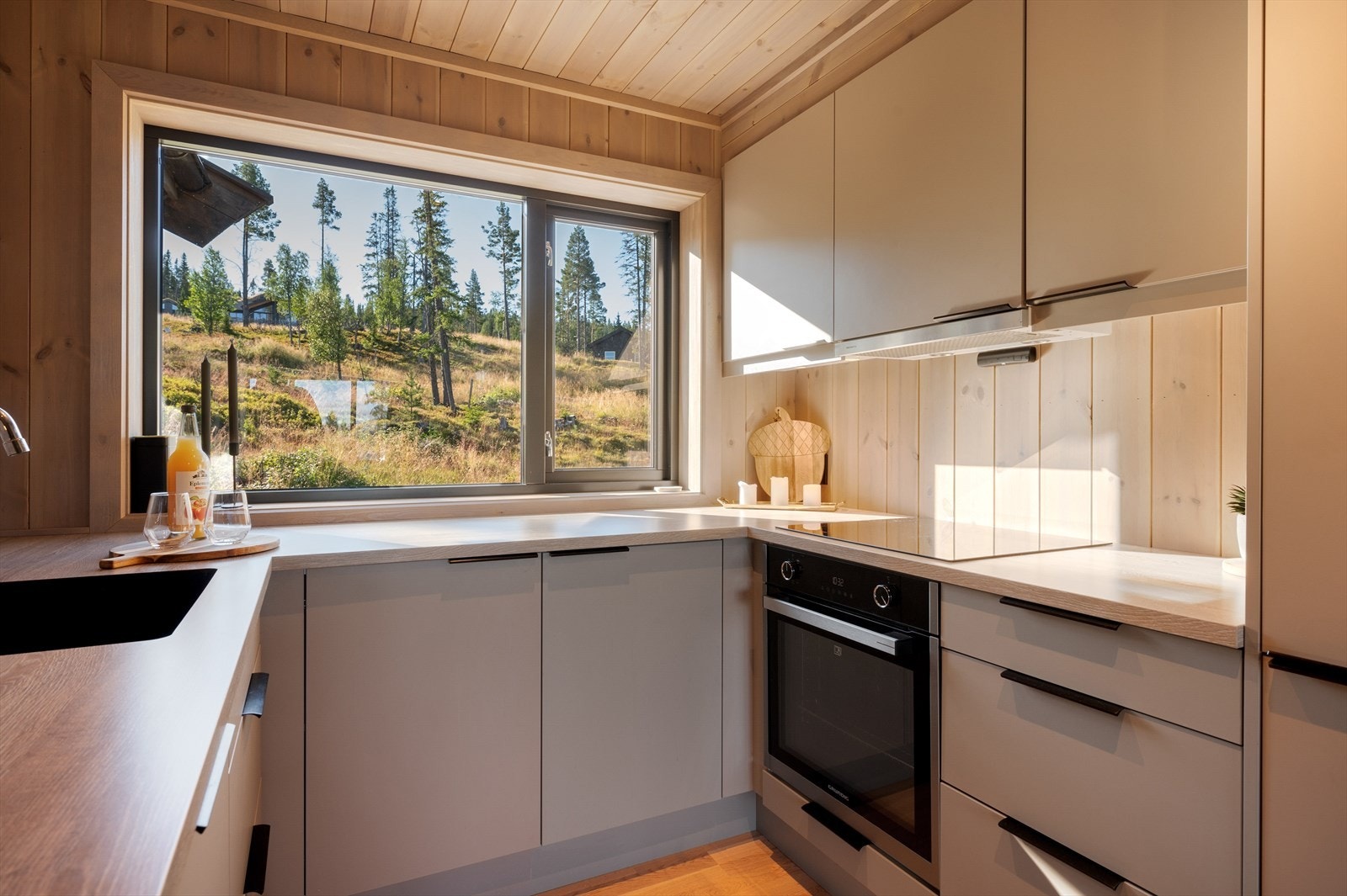 Kjøkkenet har glatte fronter. Galleribilde