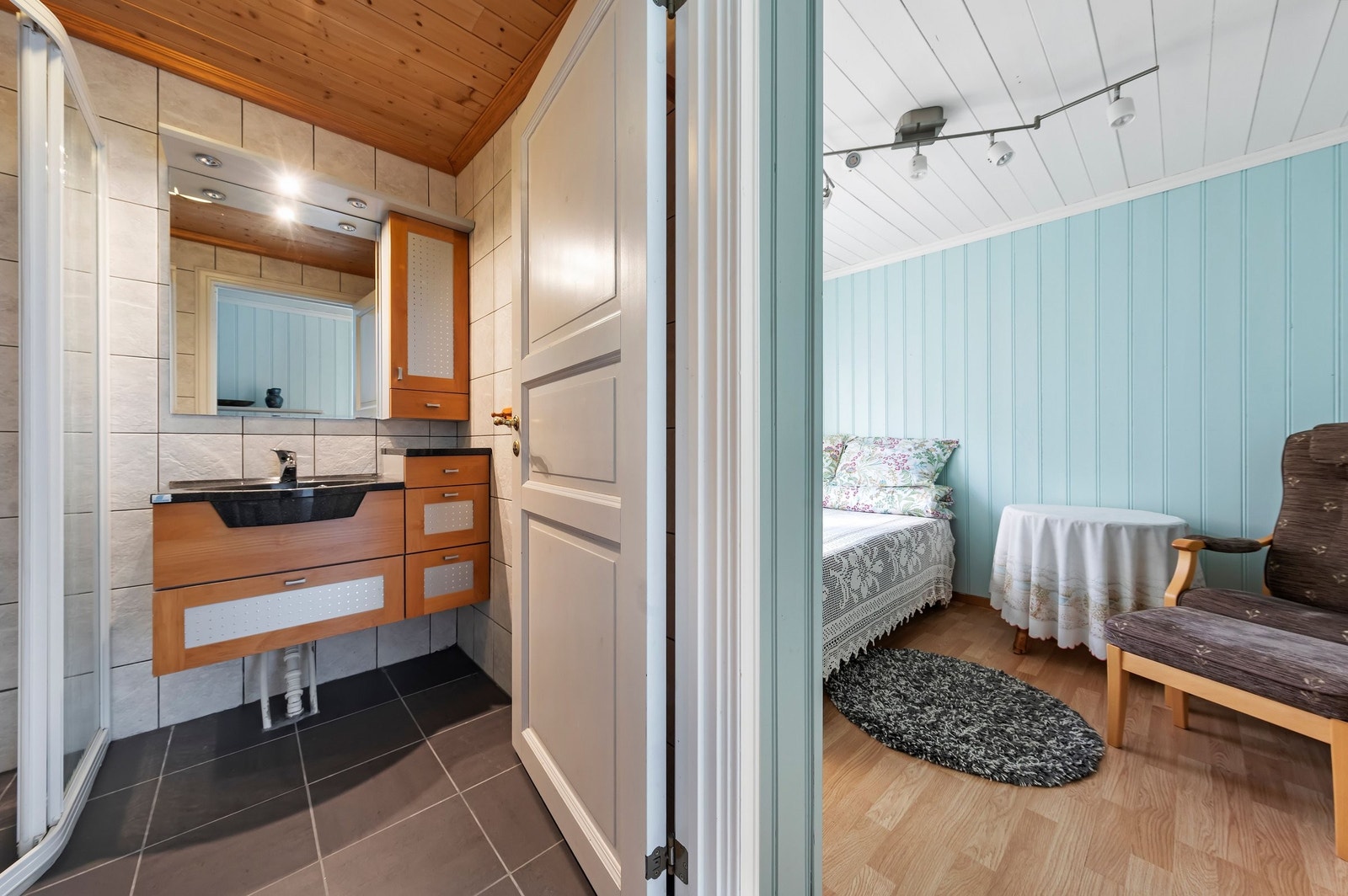 Soverom med tilhørende bad Galleribilde