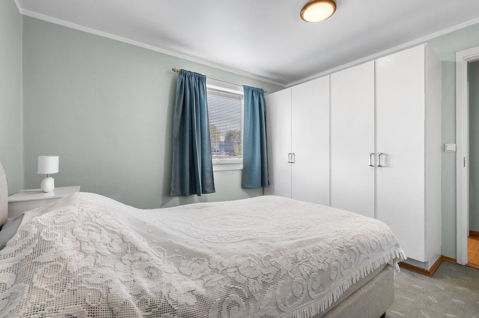 Hovedsoverom har godt med garderobeplass Galleribilde