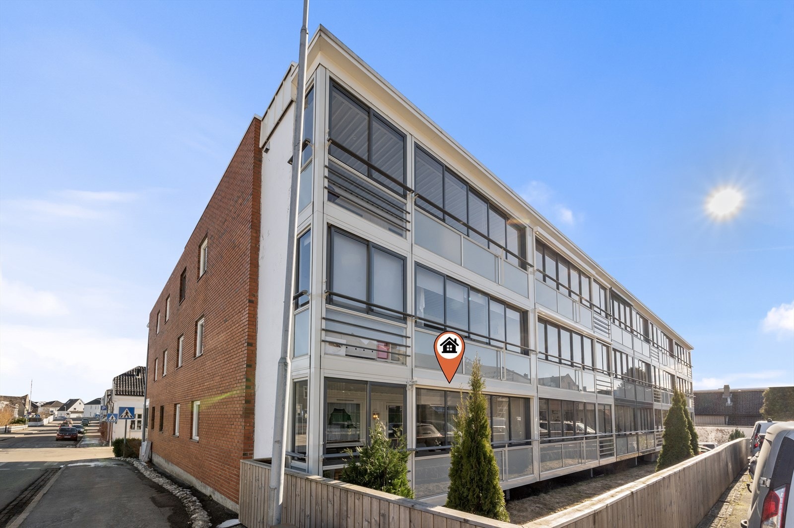 Fasade mot vest. Leiligeten er endeleilighten i 1. etasje Galleribilde