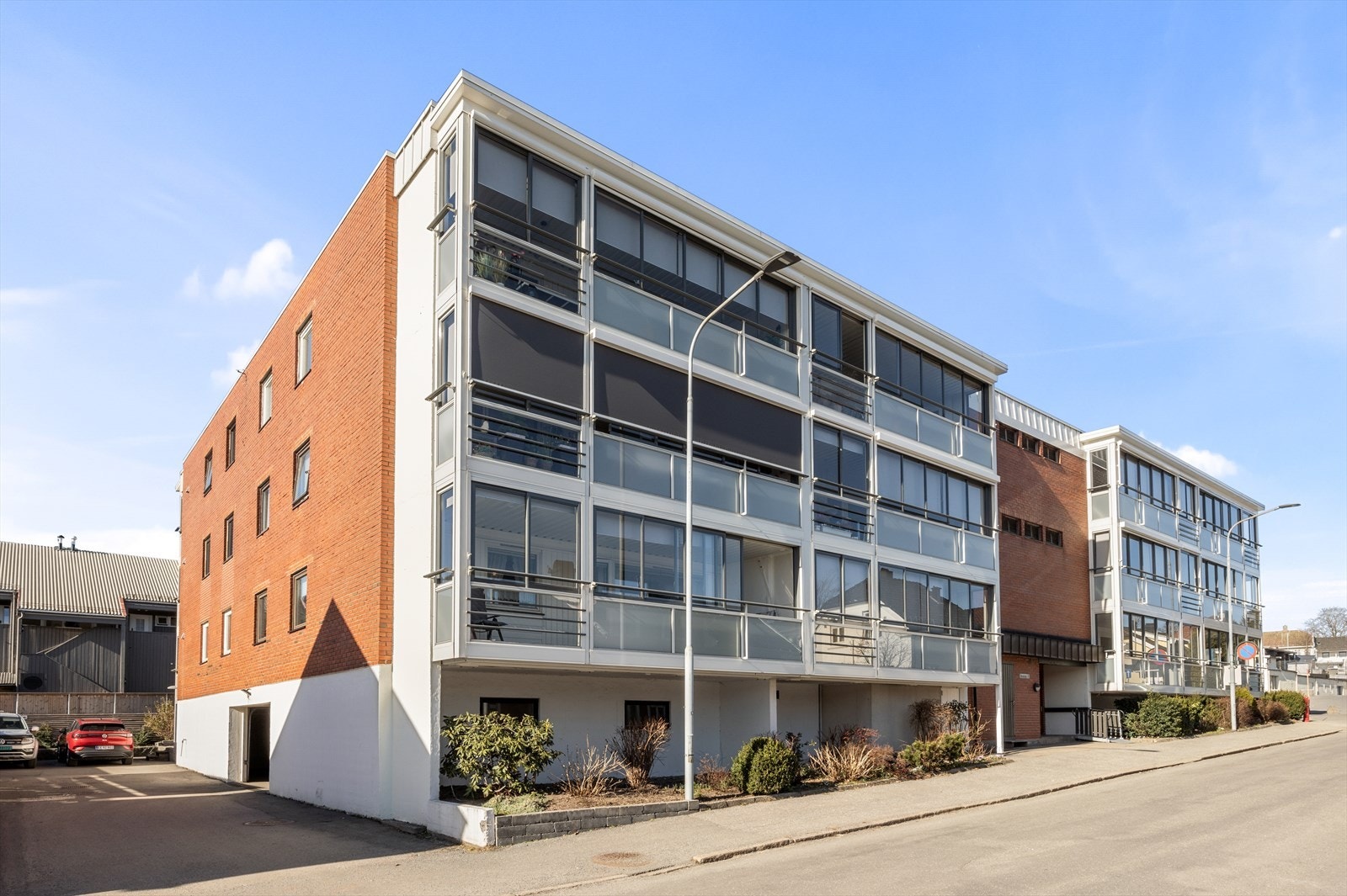 Fasade inngangsparti. Innkjøring til parkeringskjeller på sydenden av bygget Galleribilde