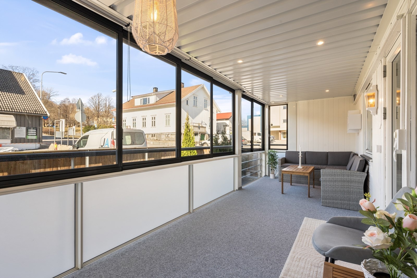 Stor innglasset balkong med glass som kan åpnes opp Galleribilde