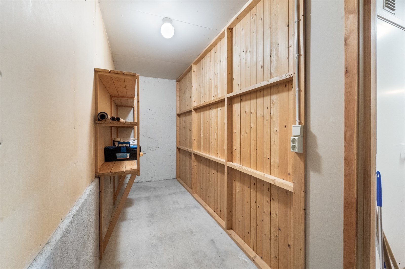 Romslig bod i oppgangen utenfor leiligheten Galleribilde