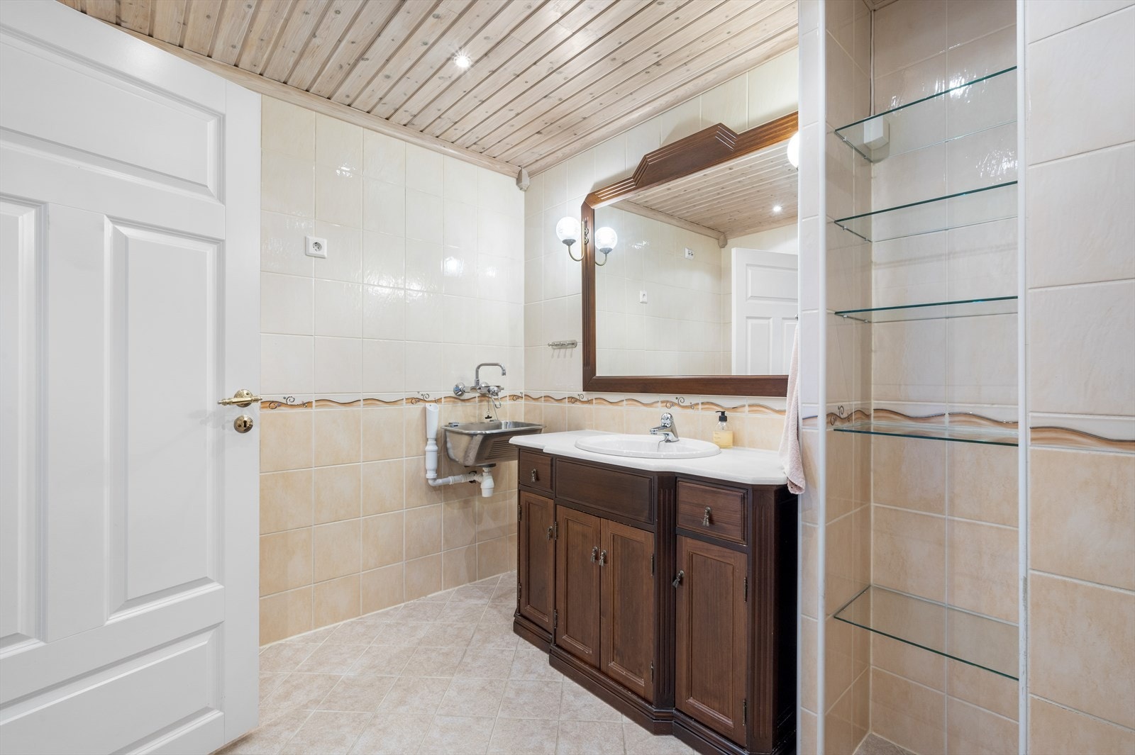 Badet er av god størrelse og har plass til vaskemaskin Galleribilde