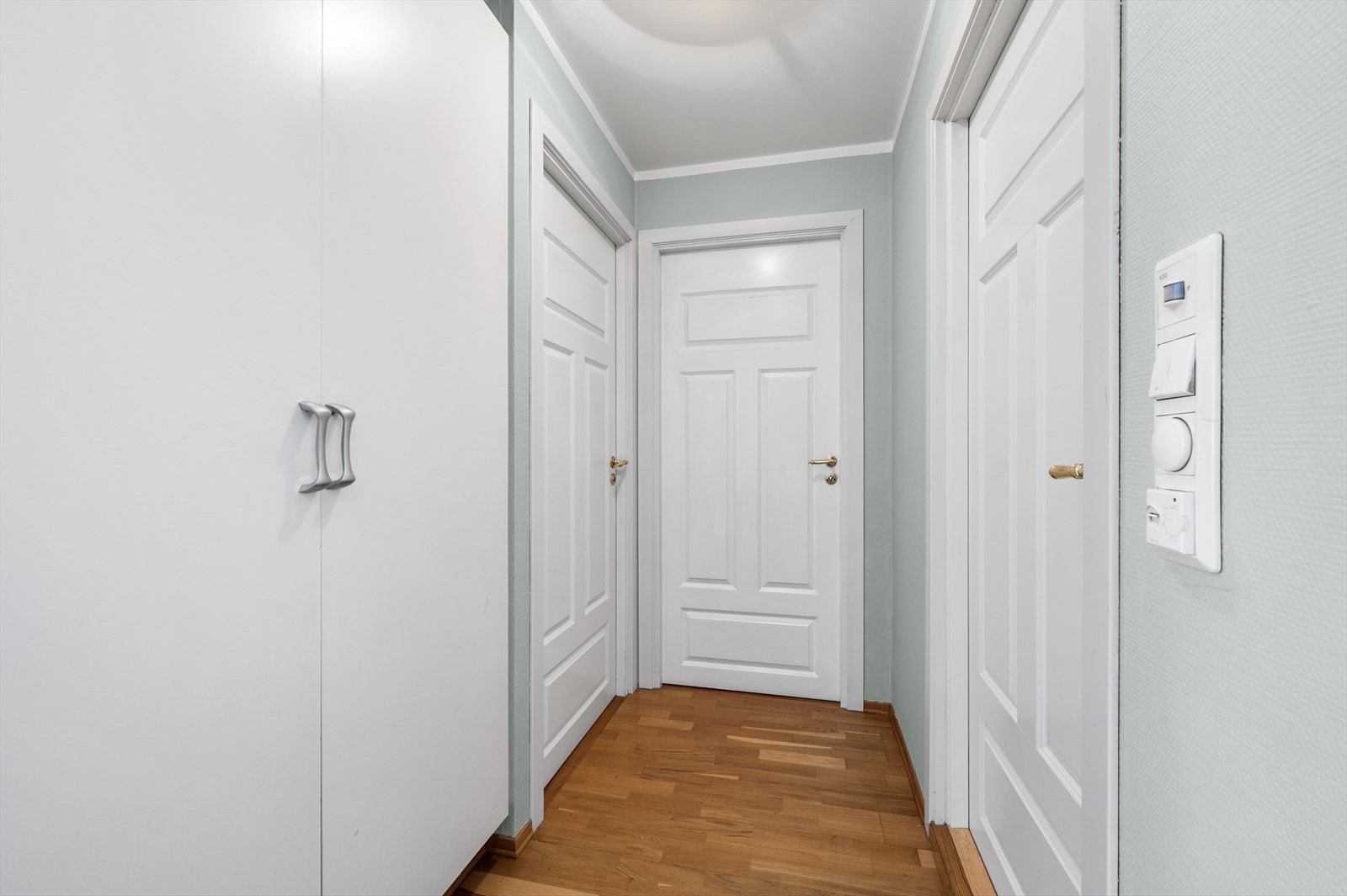 Gang mellom bad og soverom. Praktisk med ekstra garderobeskap i gang Galleribilde