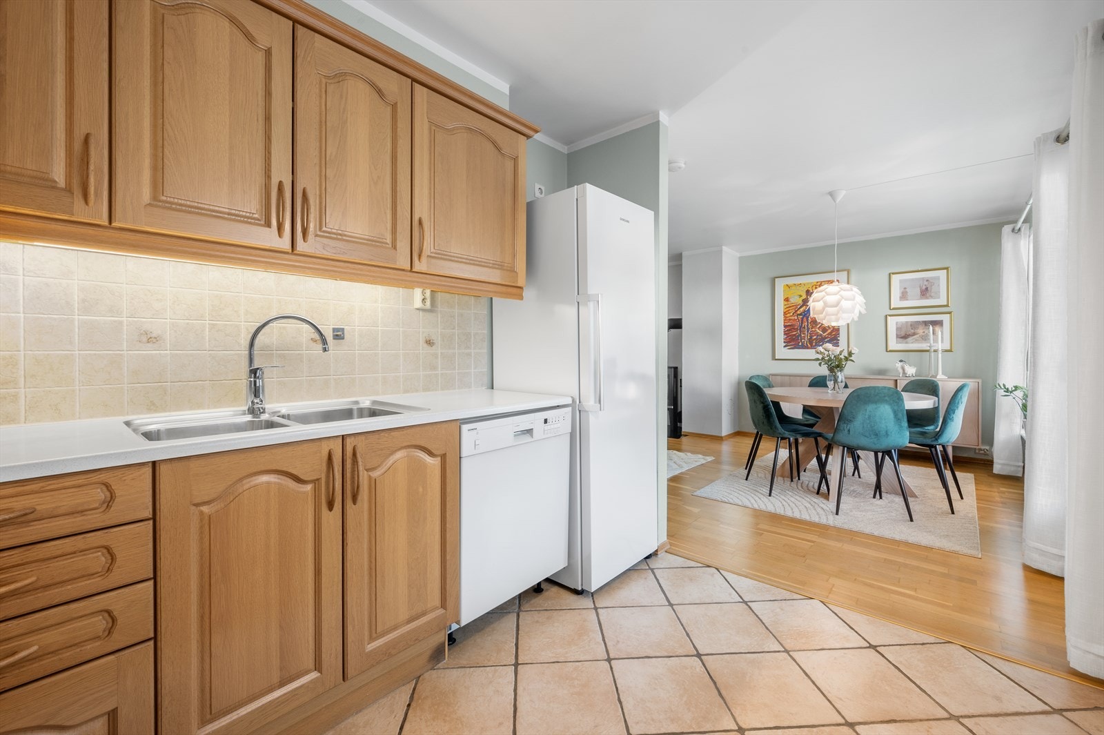 Fin planløsning med delvis åpen løsning mellom kjøkken og stue Galleribilde