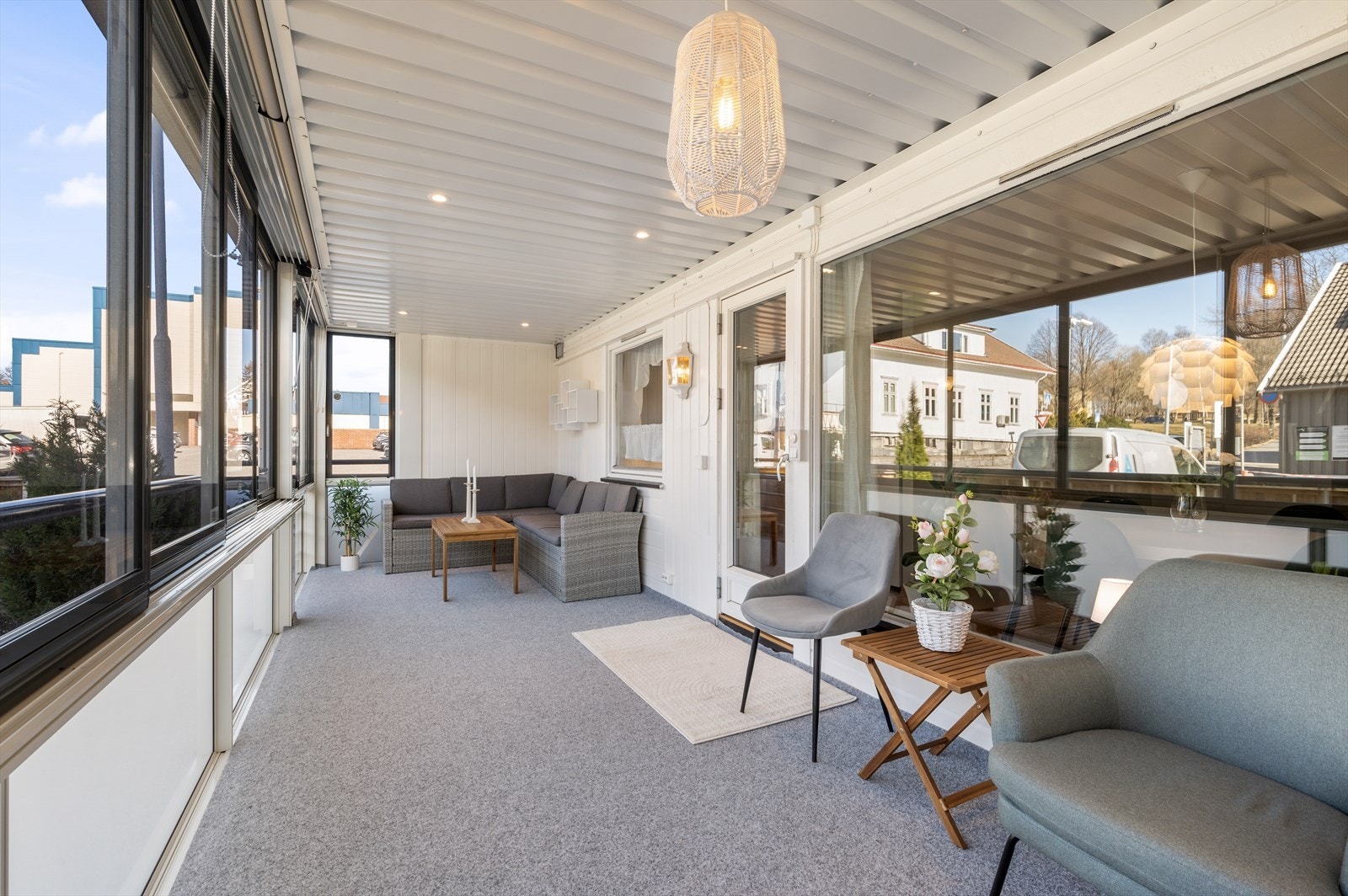 Den innglassede balkongen har plass til flere sittegrupper Galleribilde