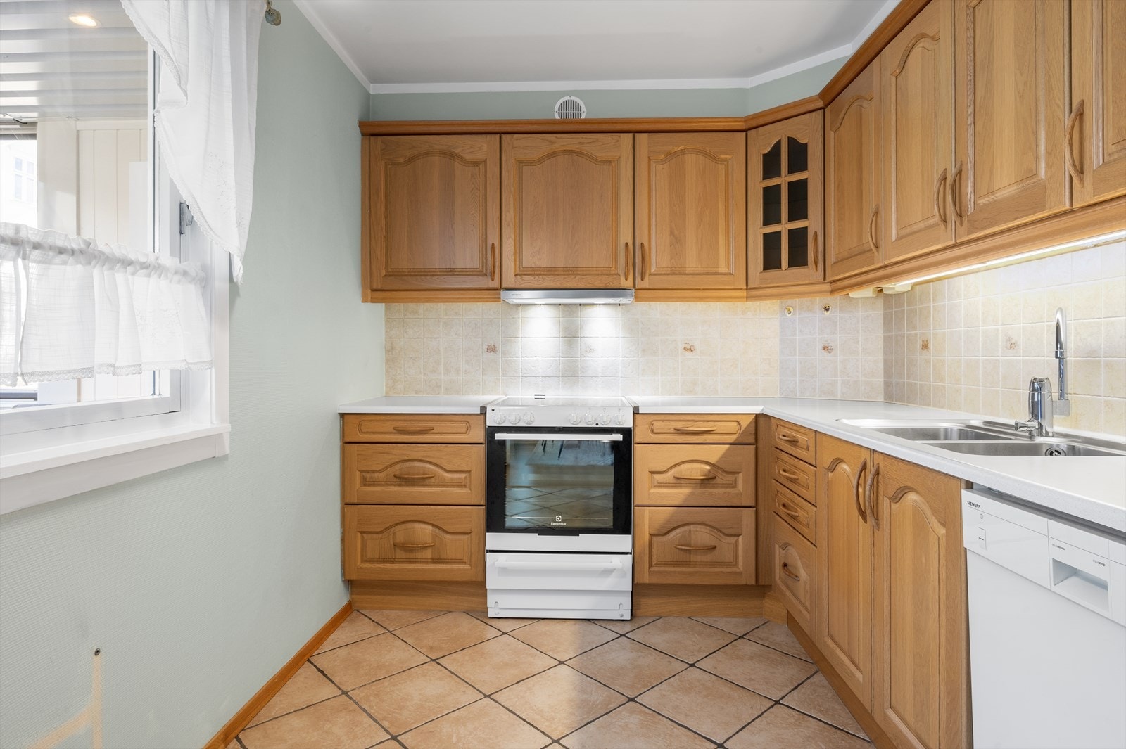 Kjøkkenet har plass til spisebord Galleribilde