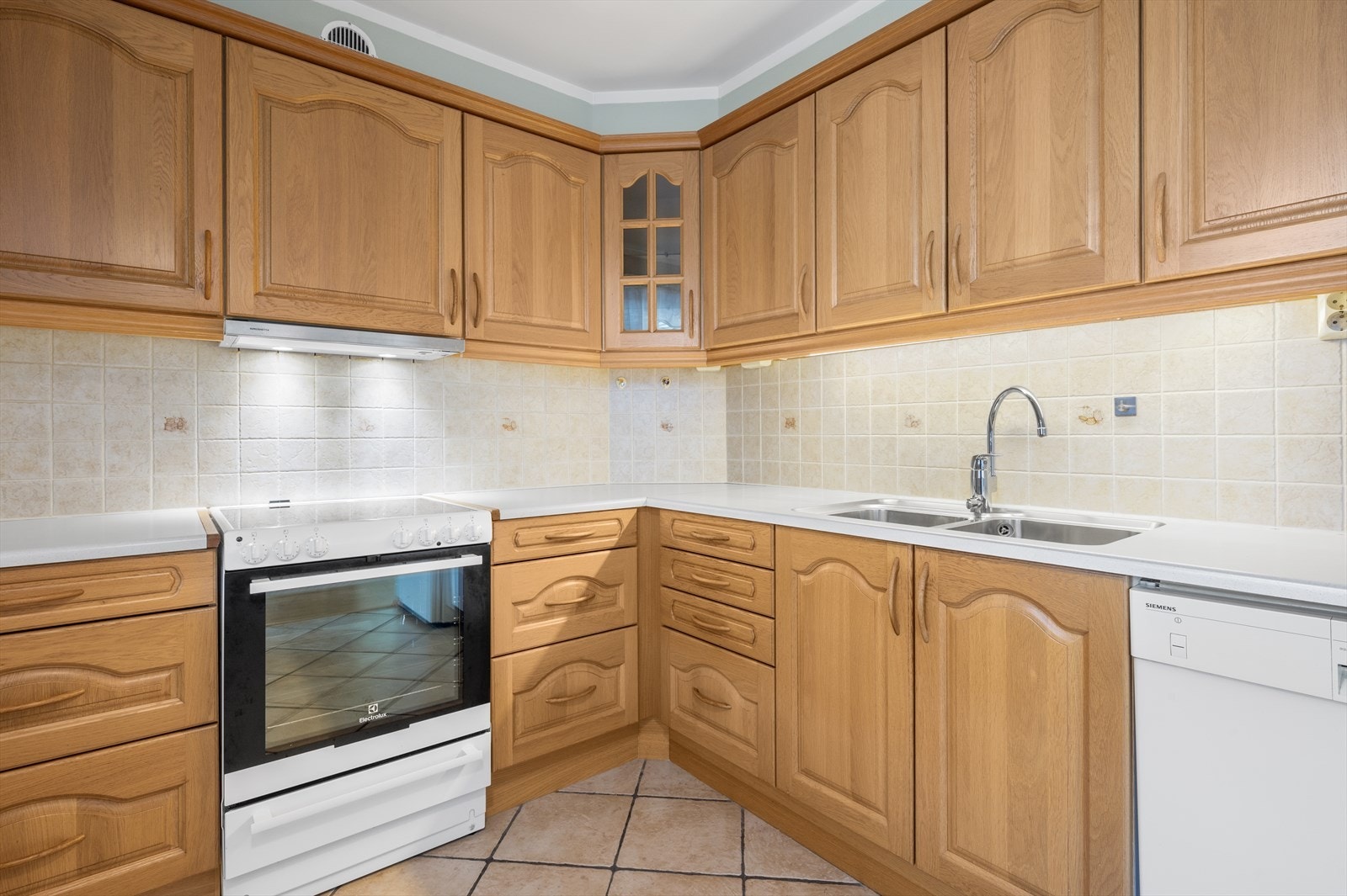 Kjøkkenet har godt med skap og benkplass. Galleribilde