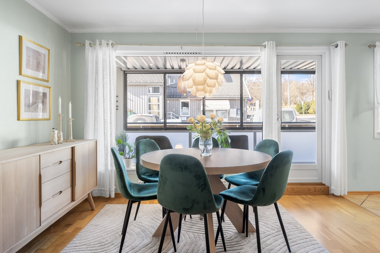 Fra stuen er det utgang til innglasset balkong Galleribilde