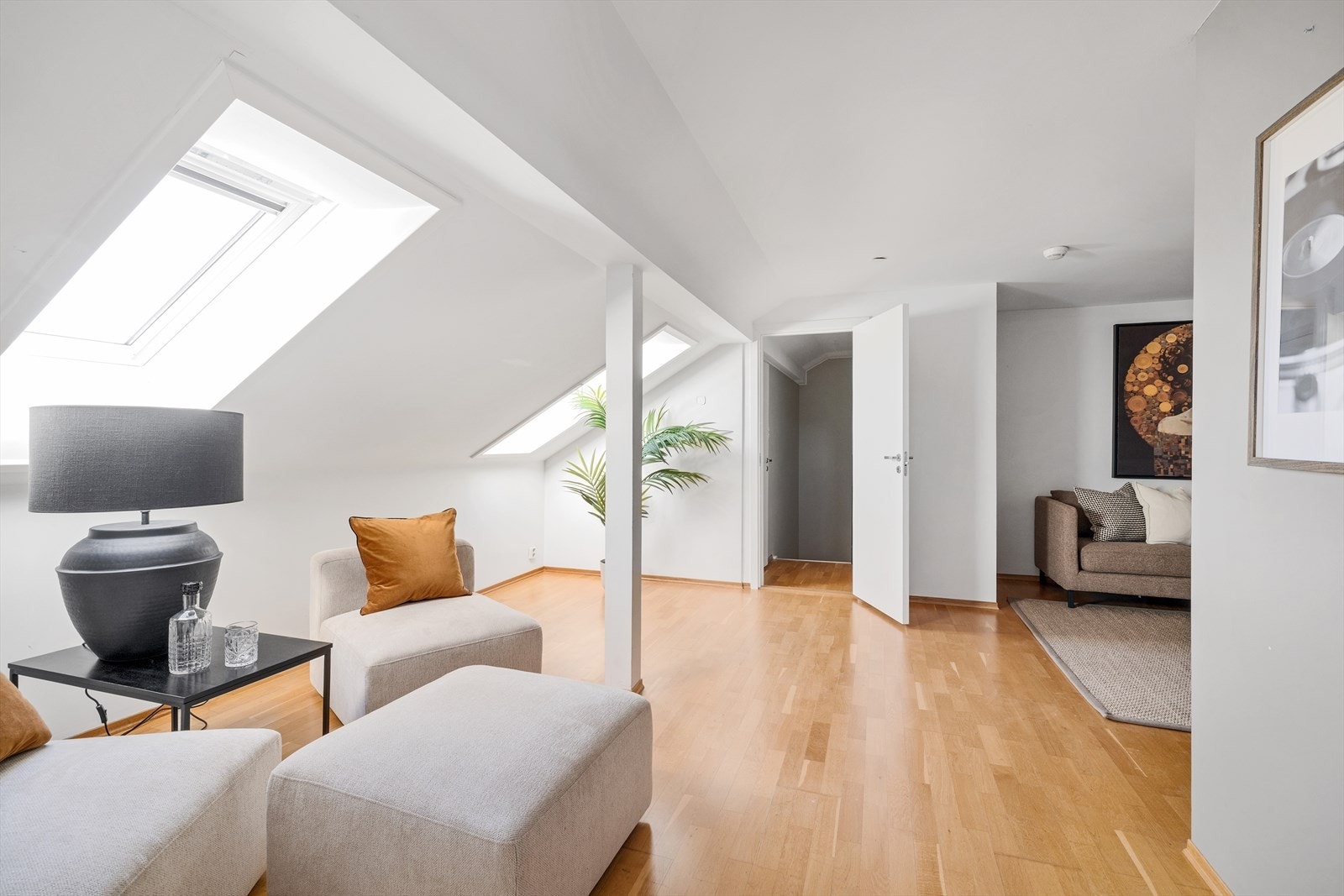 Det er satt inn en dør som separerer de to rommene i loftetasjen samt en dør mellom loftstuen og trappen ned til hovedplanet. Galleribilde