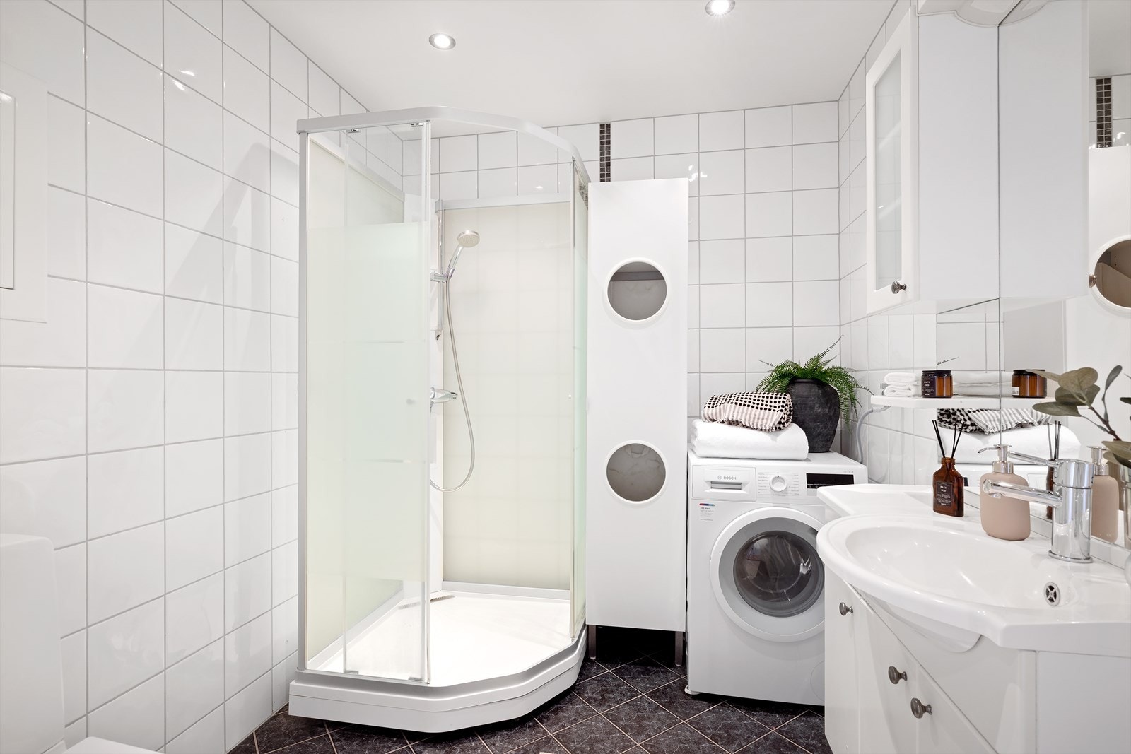 Helfliset bad med gulvvarme og downlights i himling. Galleribilde