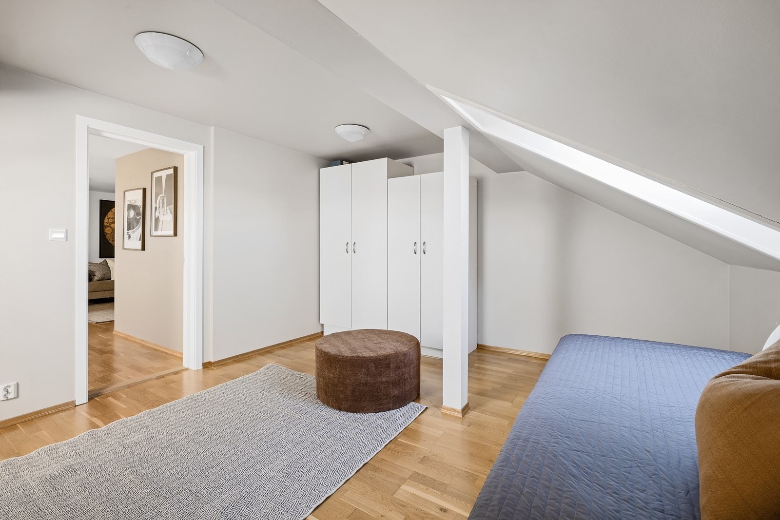 Rommet er av svært god størrelse. Garderobeskapene medfølger i handelen. Galleribilde